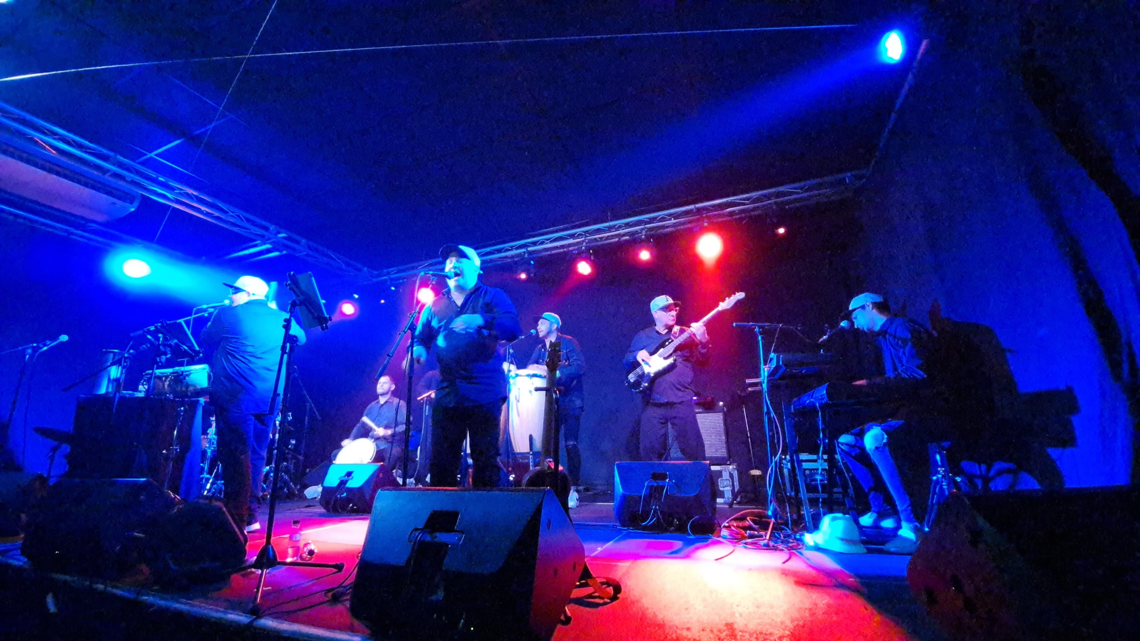Integrantes de Gaitas Anauco cantando en escenario